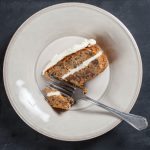 Torta di carote, noci, miele e glassa al mascarpone | Carrot and walnut cake with cream cheese topping